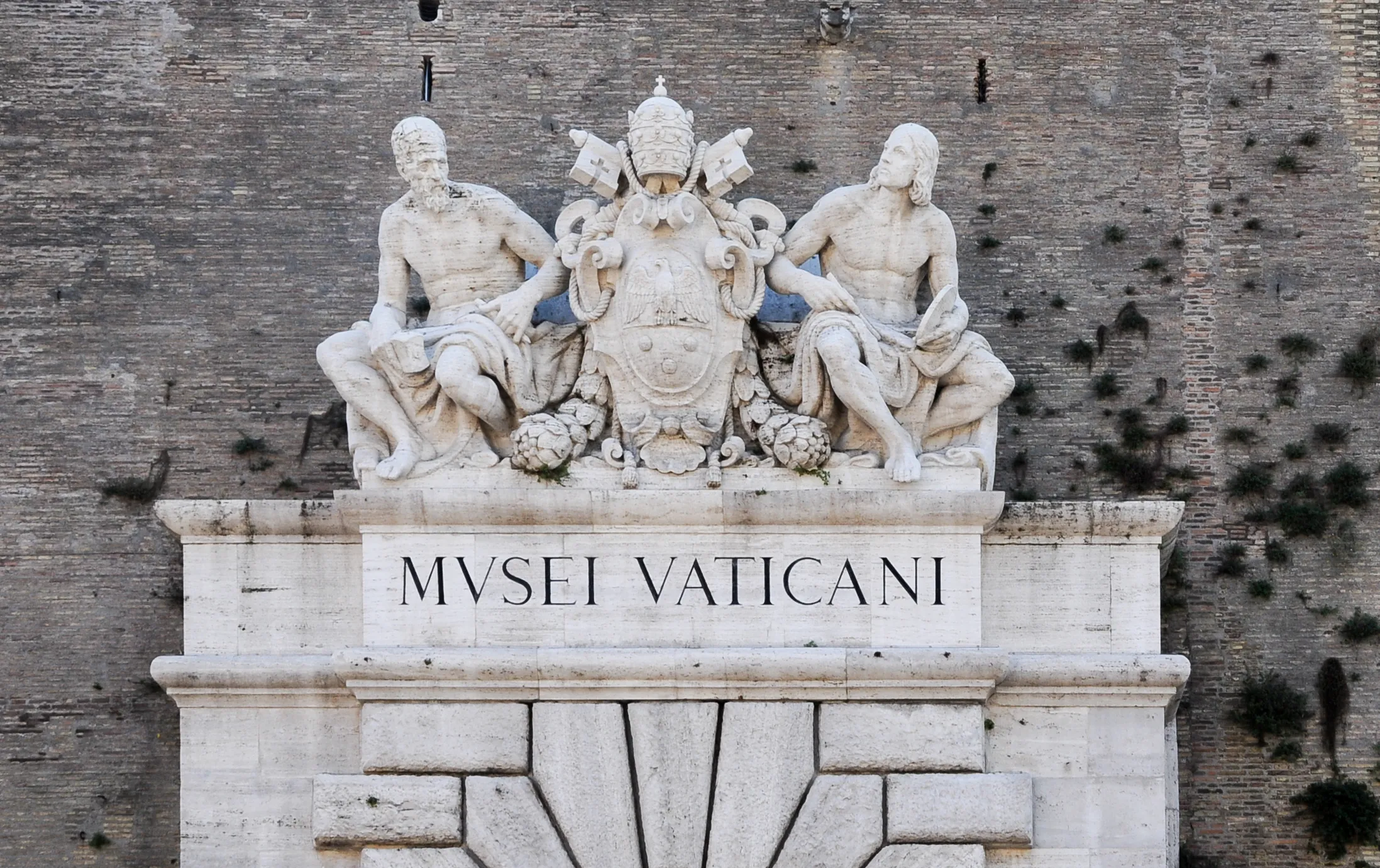 Портал с надписью MVSEI VATICANI в стене Ватикана на Viale Vaticano